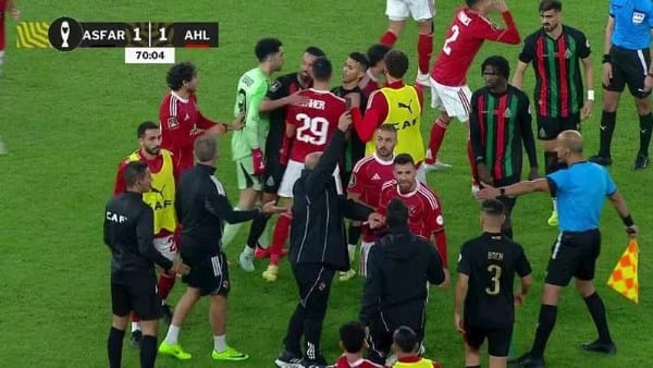 كاف يحيل احداث مباراة الاهلي والجيش الملكي للجنة الانضباط
