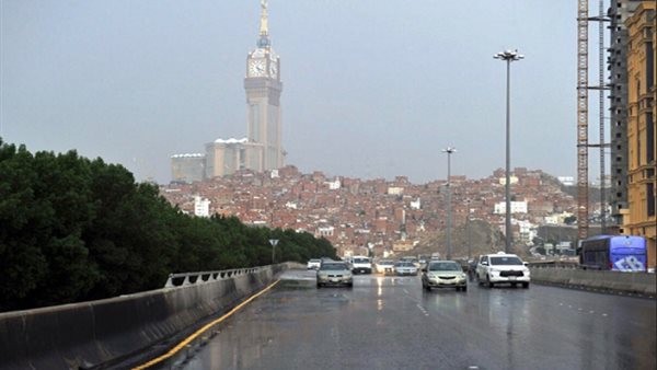 أمطار رعدية غزيرة ورياح نشطة تضرب مناطق واسعة بالمملكة وتحذيرات من السيول