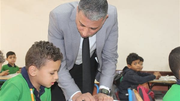 وكيل تعليم الجيزة يشدد على الانضباط خلال جولة مفاجئة