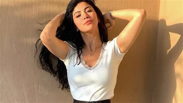 الفنانة كارولين عزمي