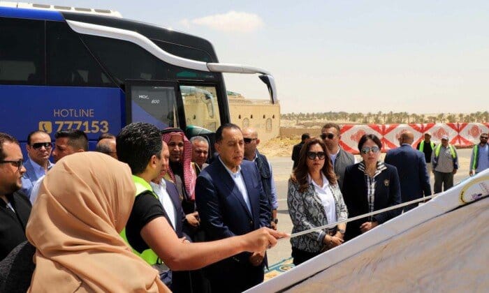 مدبولي يتابع مشروع قطار التنمية