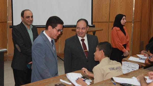 رئيس جامعة بنها يتفقد امتحانات الفصل الدراسي الثاني بالكليات