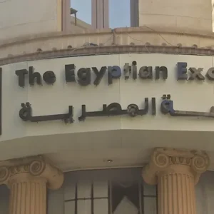البورصة المصرية تتراجع بمنتصف الجلسة رغم صعود الأسهم الصغيرة
