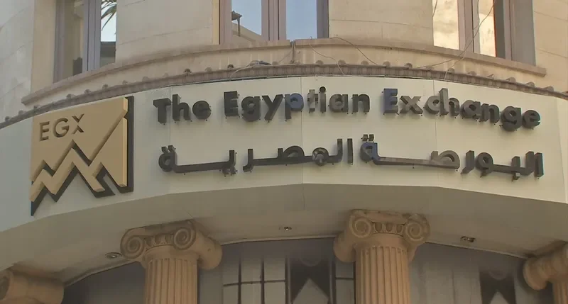 البورصة المصرية تتراجع بمنتصف الجلسة رغم صعود الأسهم الصغيرة